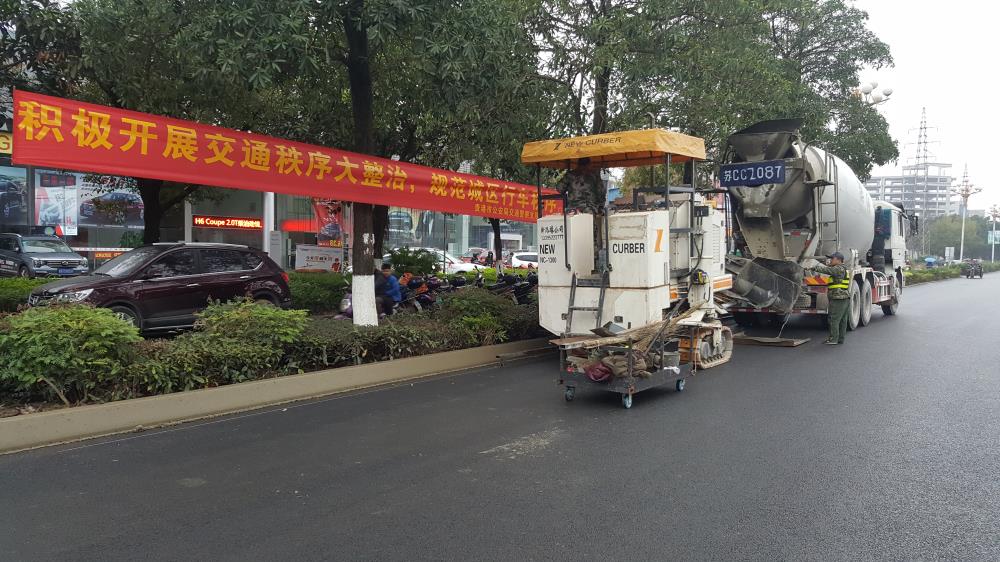 為什么說路緣石滑模機是混凝土滑模攤鋪的好幫手呢？