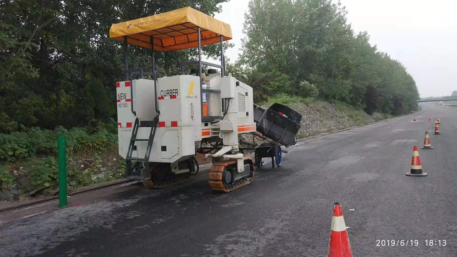 路緣石滑模機技術正在不斷創(chuàng)新，從而提高施工質(zhì)量及效率