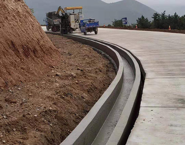 NC1300路緣石滑模機(jī)-山西運城矩形水溝滑模攤鋪