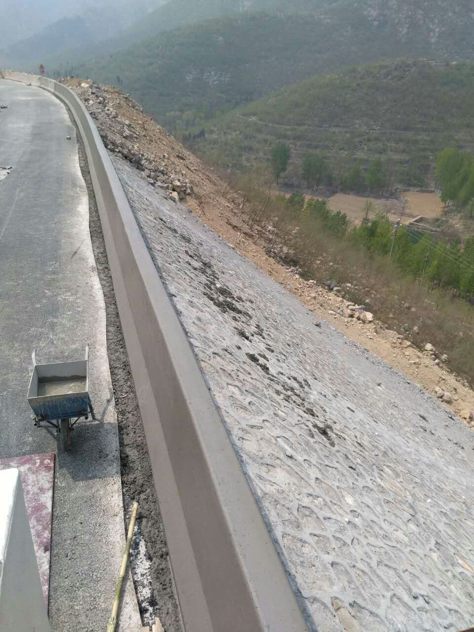 無論何種工況，路緣石滑模機(jī)都能完美運(yùn)行